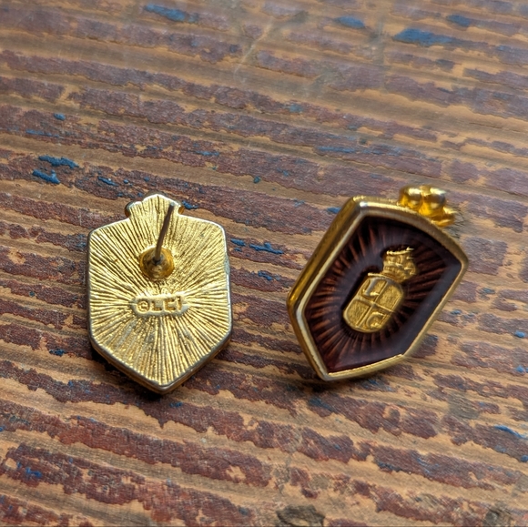 LIZ CLAIBORNE MAROON ENAMEL COAT OF ARMS SHIELD PIERCED EARRINGS - Picture 2 of 2